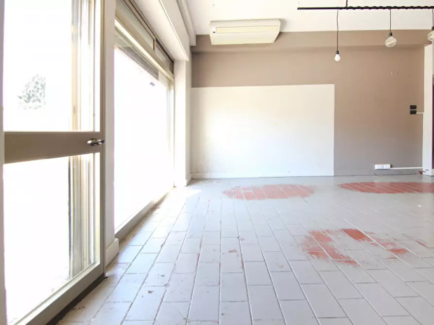 Immagine 4 di Negozio in vendita  in Via Tezze a Sommacampagna