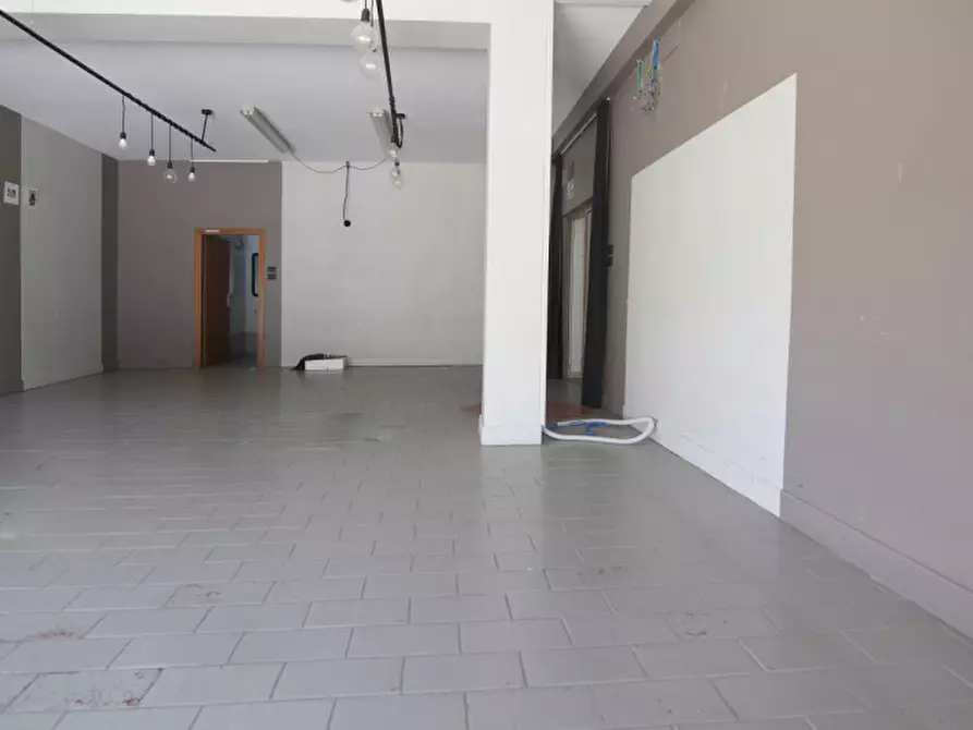 Immagine 5 di Negozio in vendita  in Via Tezze a Sommacampagna