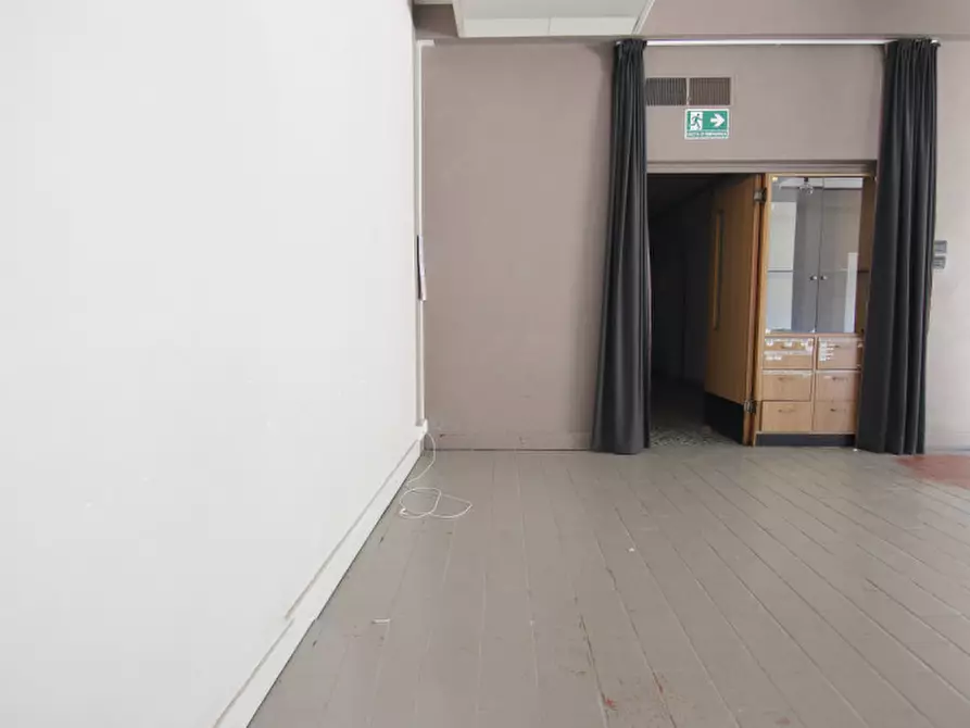 Immagine 6 di Negozio in vendita  in Via Tezze a Sommacampagna