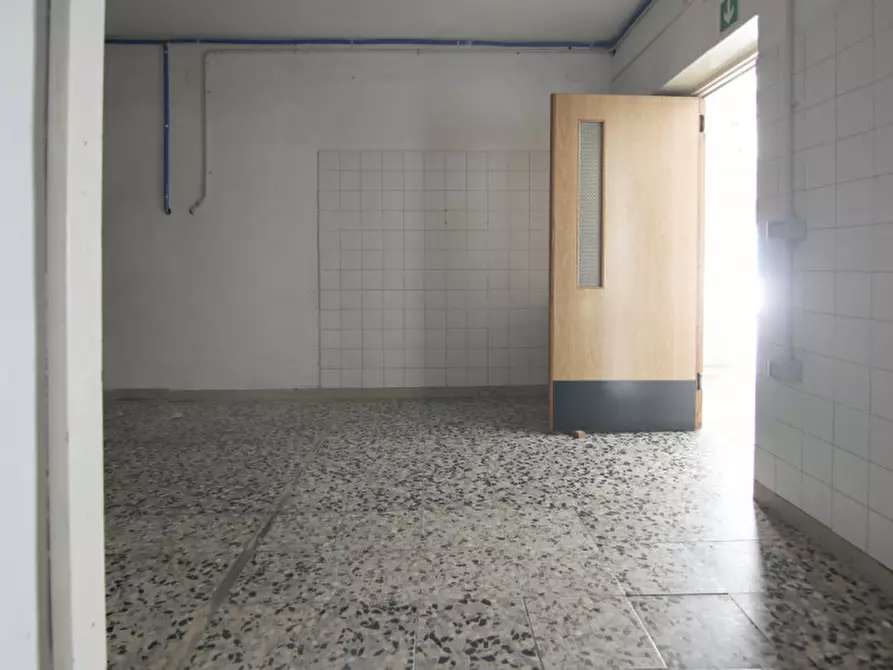 Immagine 7 di Negozio in vendita  in Via Tezze a Sommacampagna