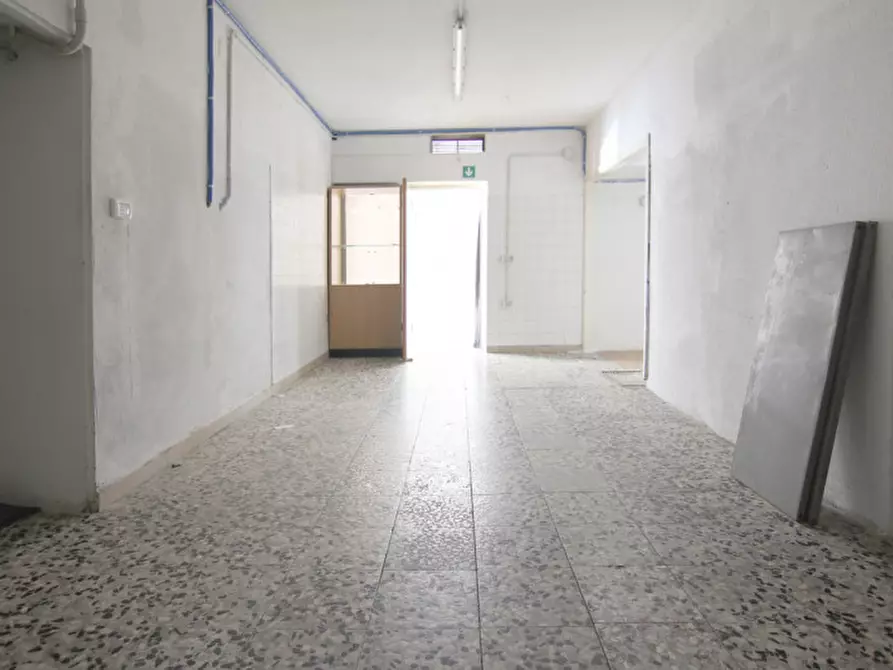 Immagine 8 di Negozio in vendita  in Via Tezze a Sommacampagna