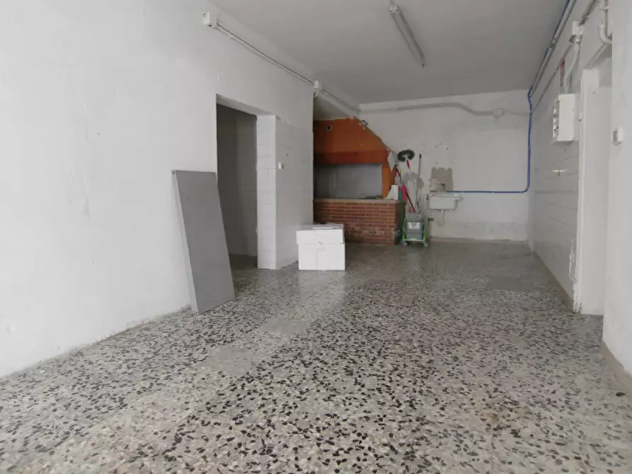 Immagine 9 di Negozio in vendita  in Via Tezze a Sommacampagna