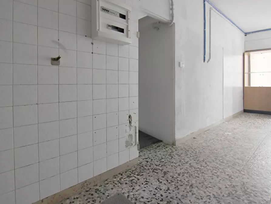 Immagine 10 di Negozio in vendita  in Via Tezze a Sommacampagna