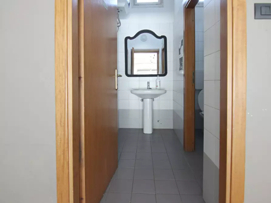 Immagine 11 di Negozio in vendita  in Via Tezze a Sommacampagna