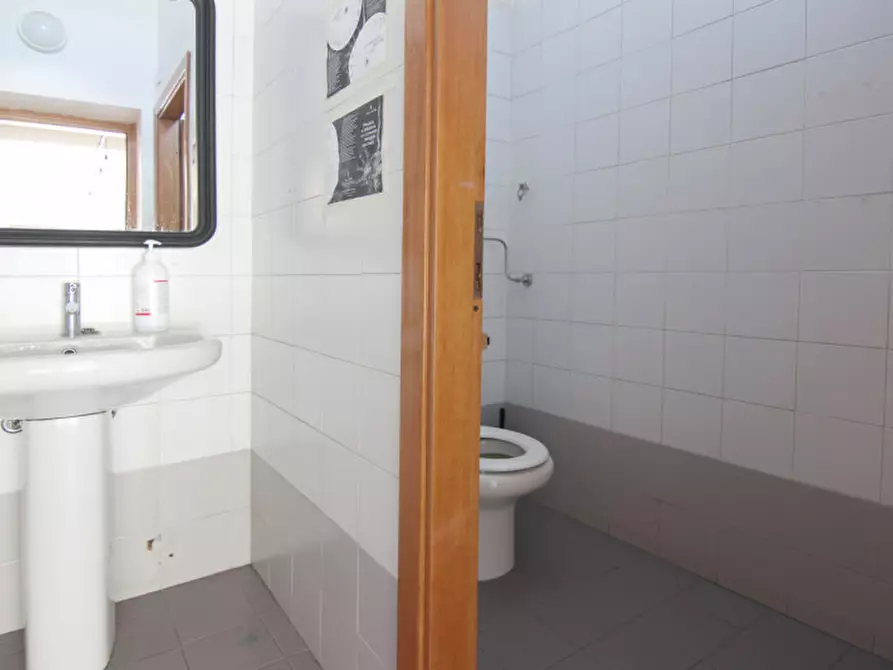 Immagine 12 di Negozio in vendita  in Via Tezze a Sommacampagna