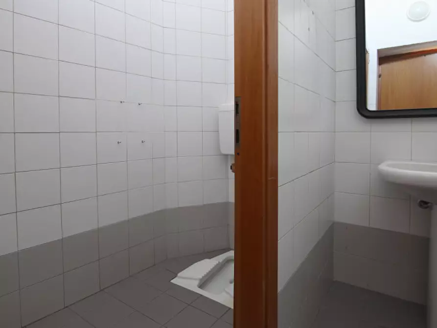 Immagine 14 di Negozio in vendita  in Via Tezze a Sommacampagna