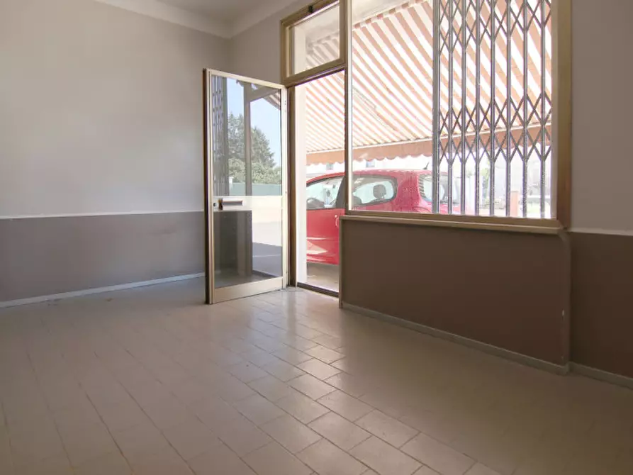 Immagine 15 di Negozio in vendita  in Via Tezze a Sommacampagna