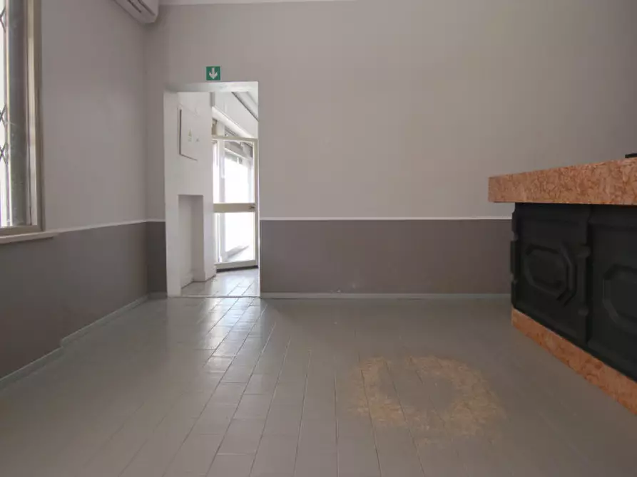 Immagine 16 di Negozio in vendita  in Via Tezze a Sommacampagna