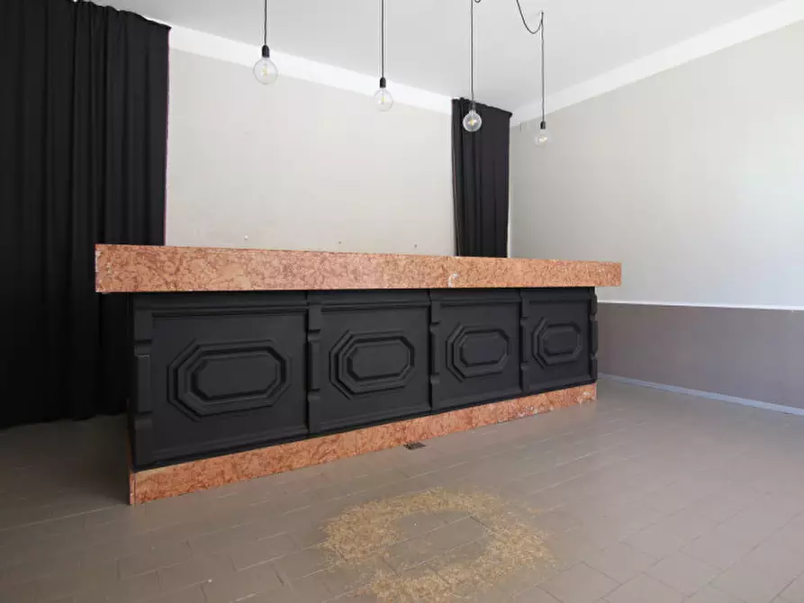 Immagine 19 di Negozio in vendita  in Via Tezze a Sommacampagna