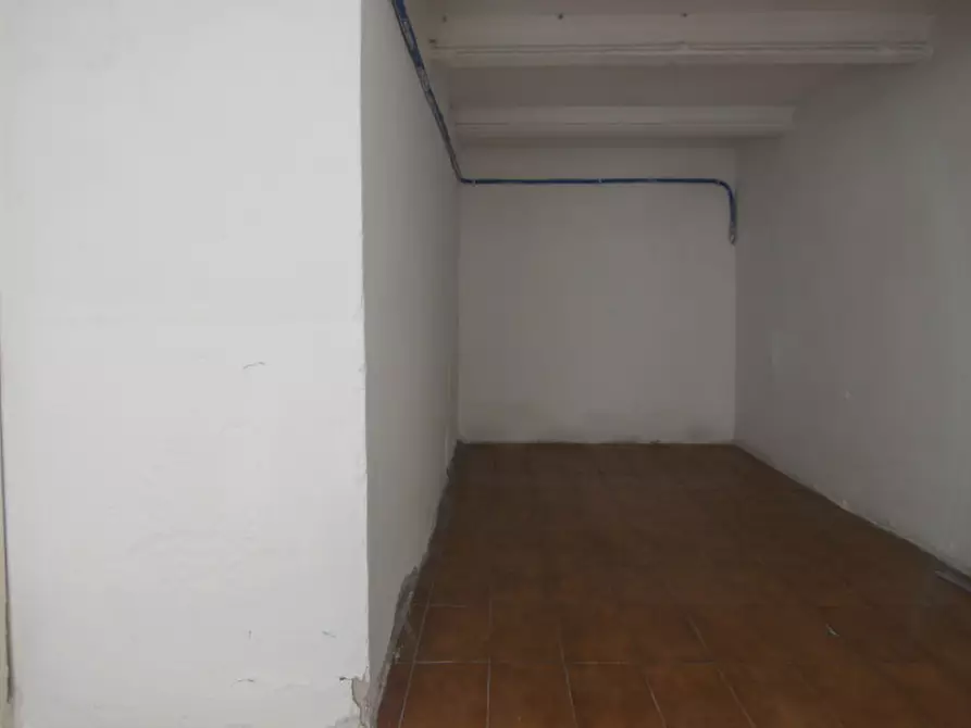 Immagine 21 di Negozio in vendita  in Via Tezze a Sommacampagna