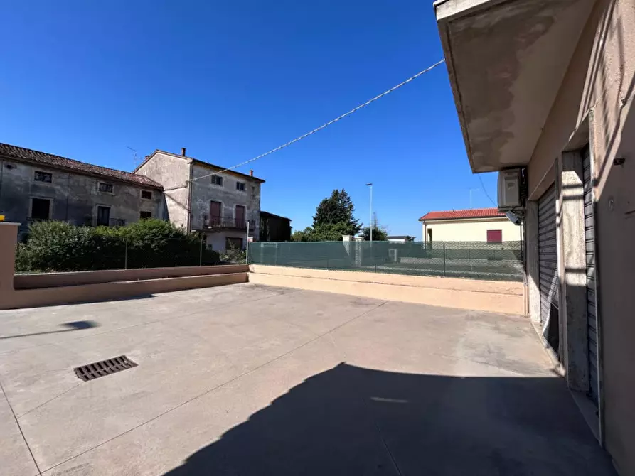 Immagine 22 di Negozio in vendita  in Via Tezze a Sommacampagna