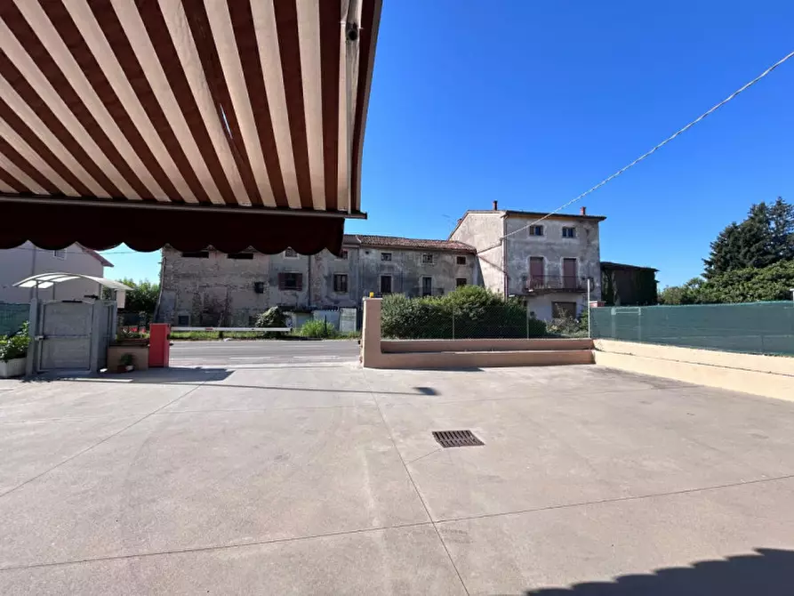 Immagine 23 di Negozio in vendita  in Via Tezze a Sommacampagna