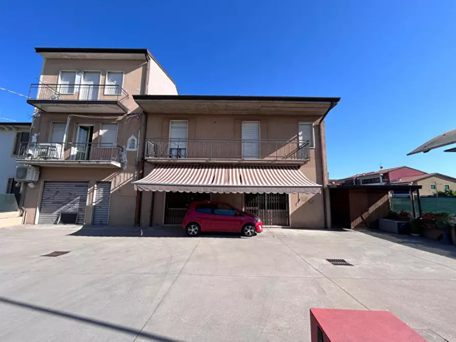 Immagine 24 di Negozio in vendita  in Via Tezze a Sommacampagna