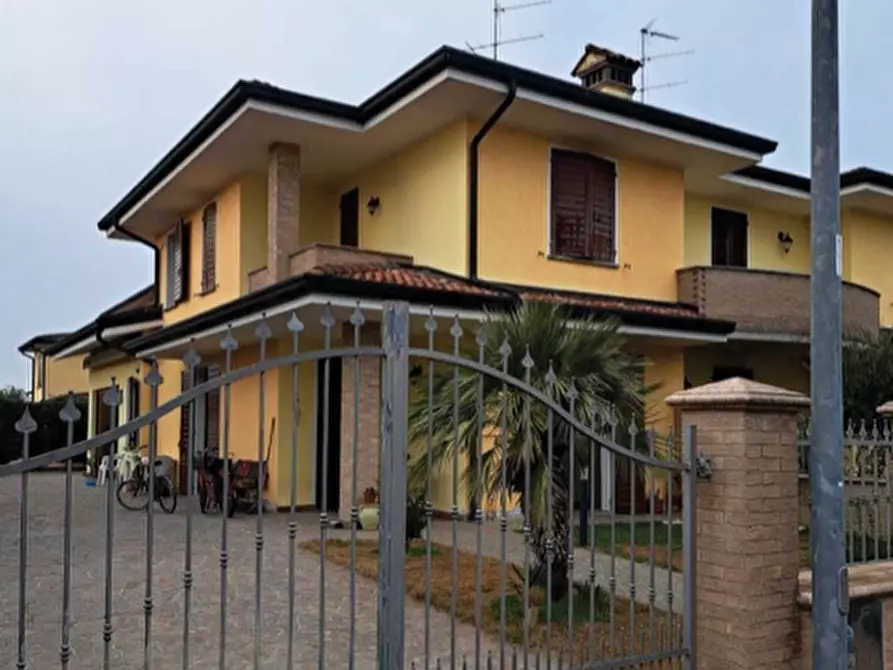 Immagine 1 di Villa in vendita  in VIA ENZO FERRARI 1 a Suzzara