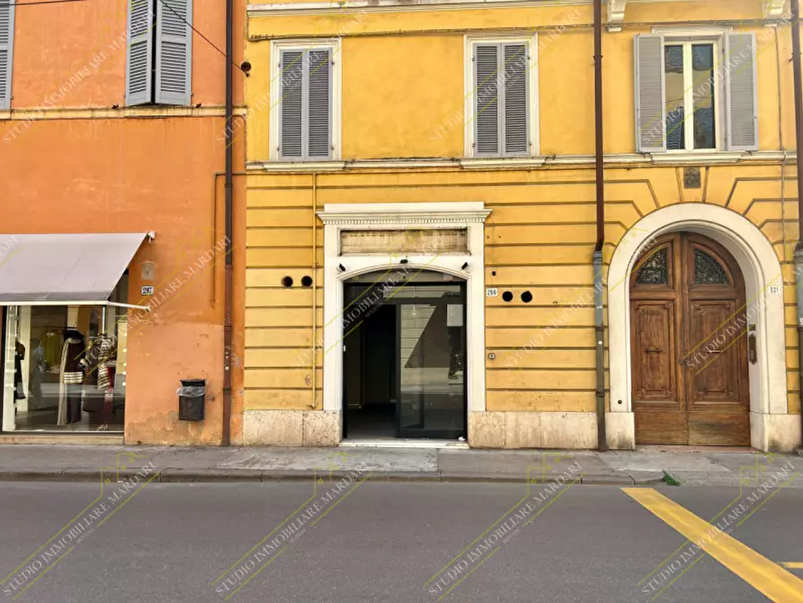 Immagine 1 di Negozio in affitto  in via emilia centro 299 a Modena