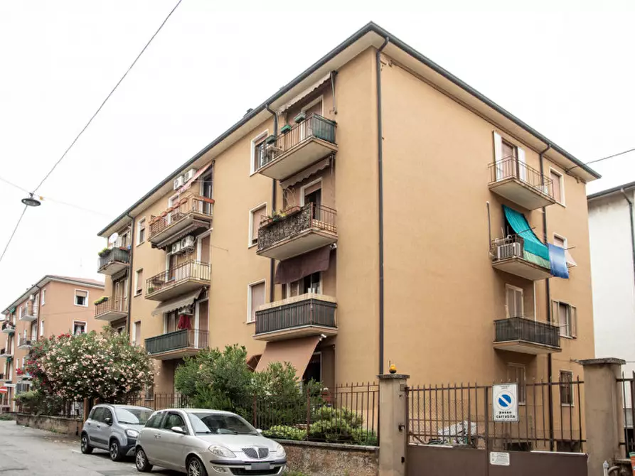 Immagine 1 di Appartamento in vendita  in via Adriano Valerini a Verona