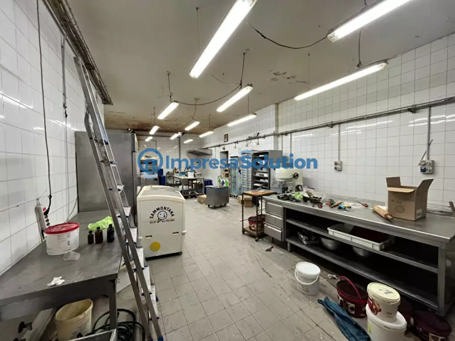 Immagine 4 di Laboratorio in affitto  in Vico Scalciccia a Napoli