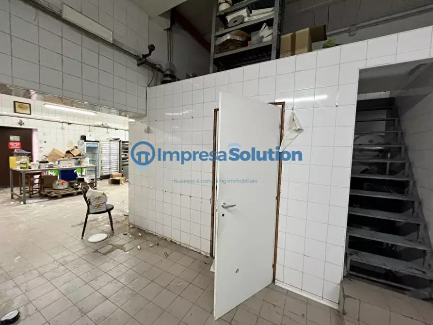 Immagine 9 di Laboratorio in affitto  in Vico Scalciccia a Napoli