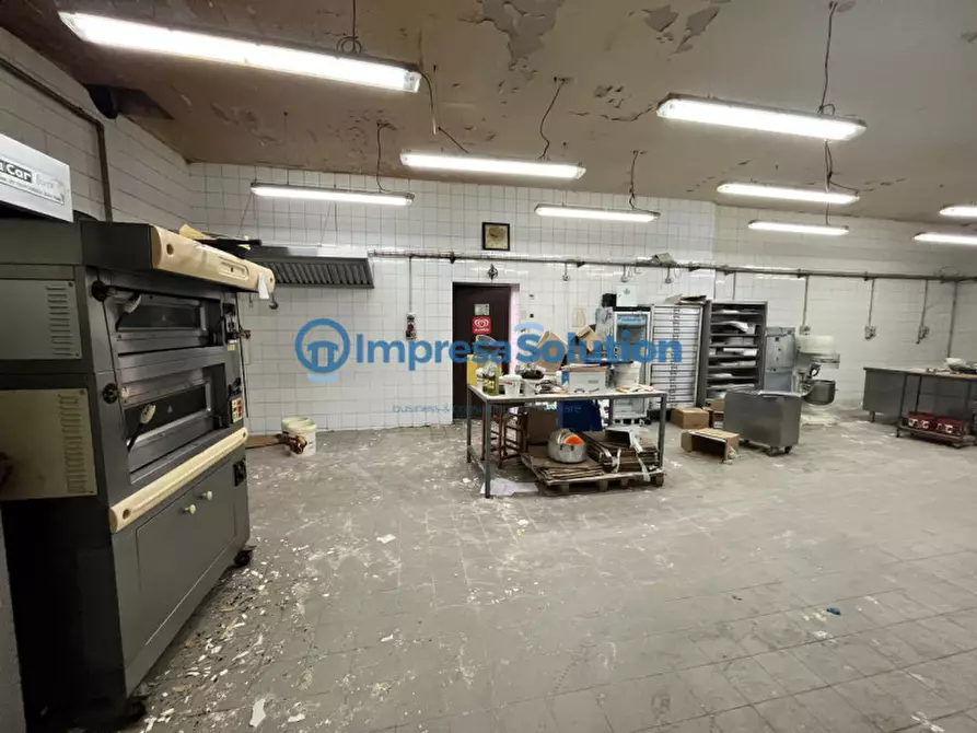 Immagine 10 di Laboratorio in affitto  in Vico Scalciccia a Napoli