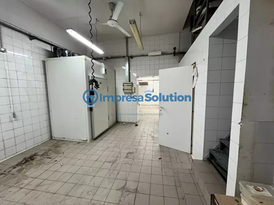 Immagine 11 di Laboratorio in affitto  in Vico Scalciccia a Napoli