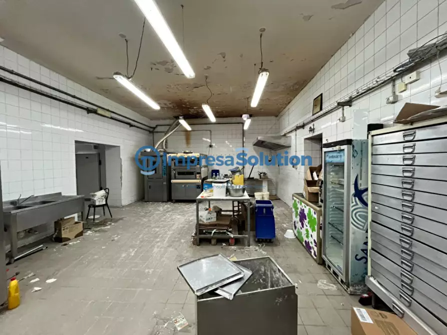Immagine 13 di Laboratorio in affitto  in Vico Scalciccia a Napoli