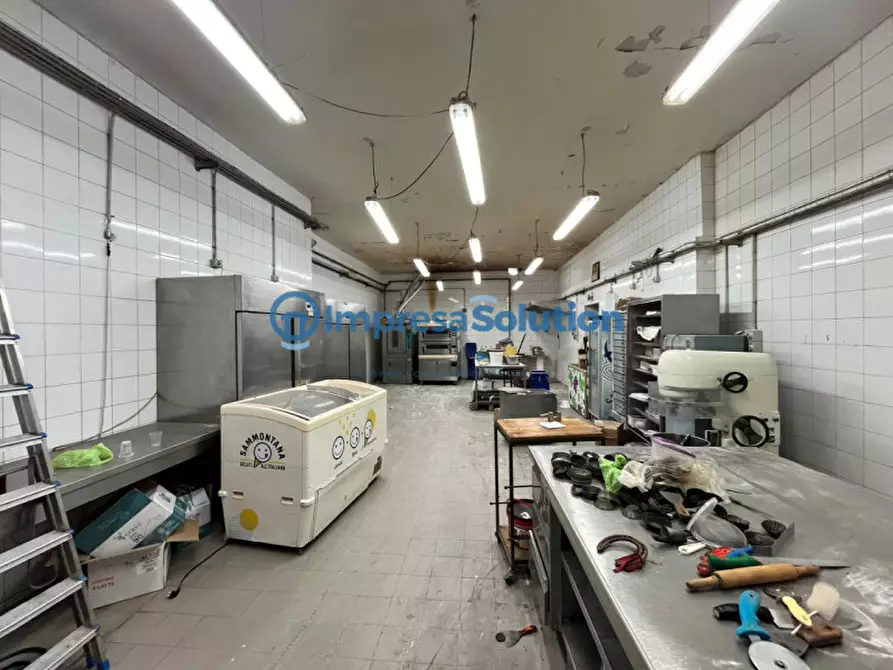 Immagine 15 di Laboratorio in affitto  in Vico Scalciccia a Napoli