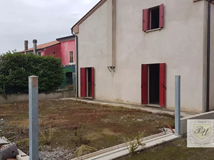 Immagine 1 di Casa bifamiliare in vendita  in deserto a Este