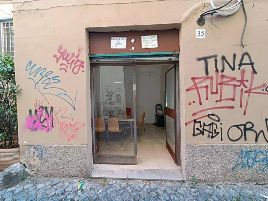 Immagine 1 di Negozio in affitto  in VIA DEI RUTOLI 35 a Roma