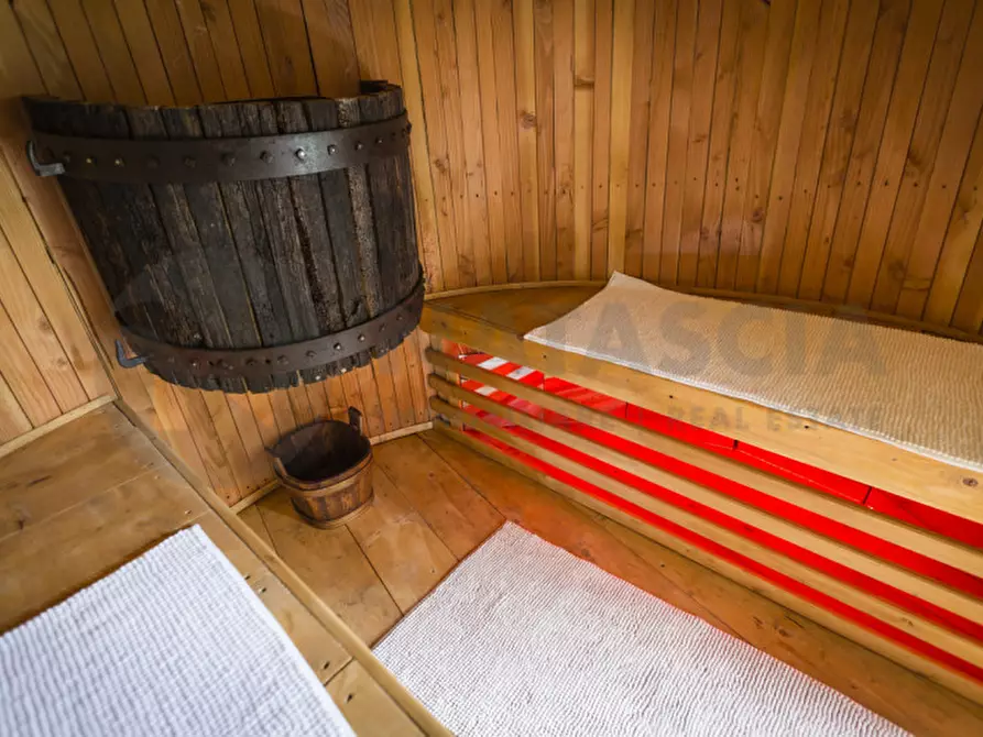 Immagine 40 di Rustico / casale in vendita  in VIA ARETINA a Pelago