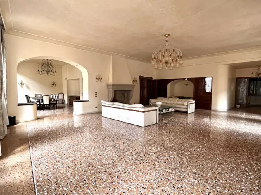 Immagine 4 di Palazzo in vendita  in PIAZZA ERBE a Padova