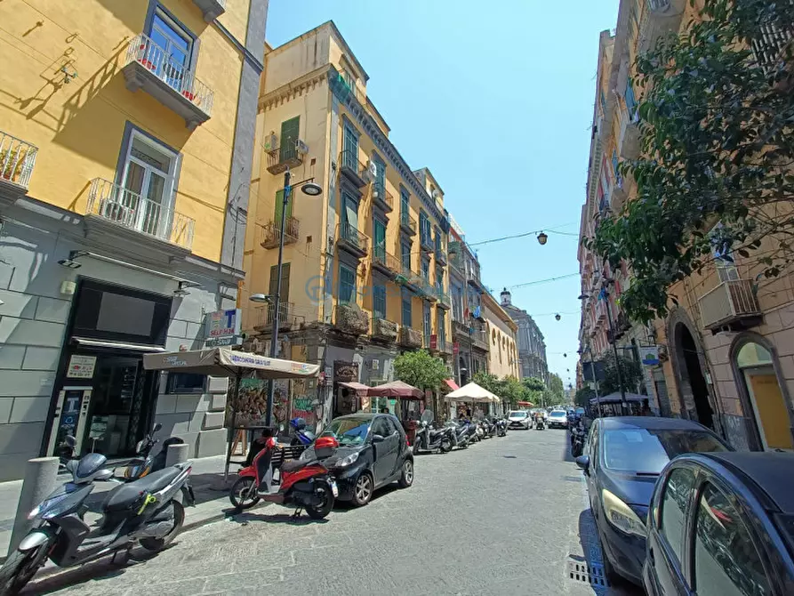 Immagine 1 di Negozio in vendita  in Via Duomo a Napoli