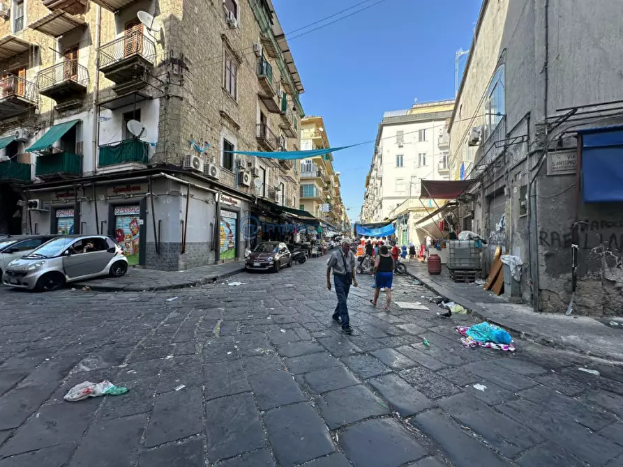 Immagine 1 di Negozio in affitto  in Via Sant'Antonio Abate a Napoli