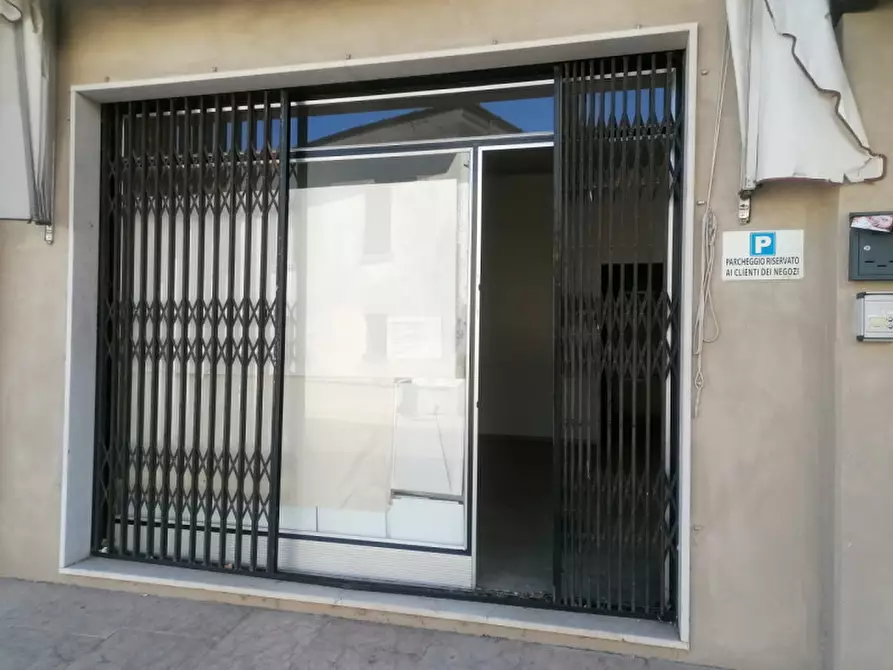 Immagine 1 di Negozio in affitto  in Via Marconi 2 a Cellatica