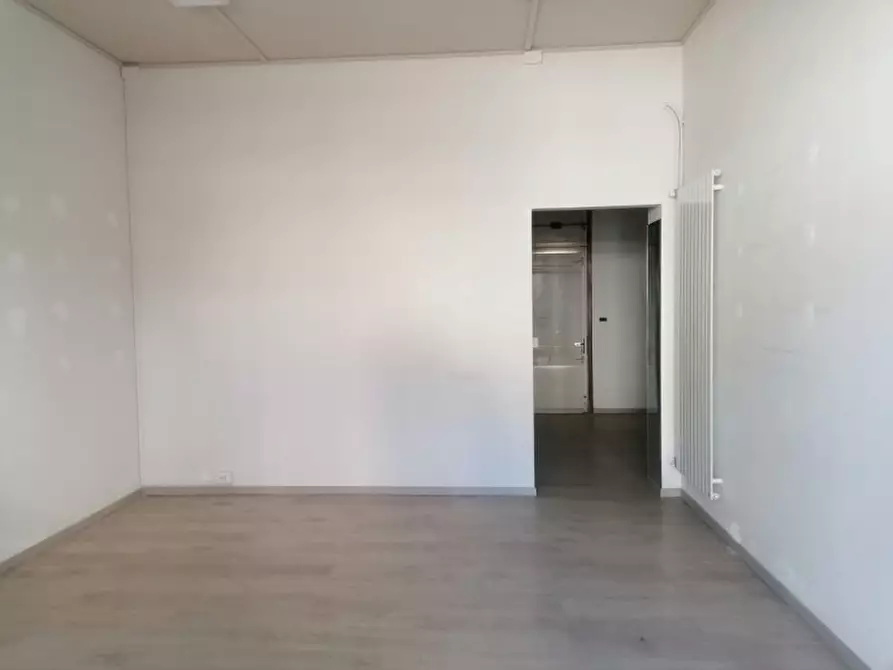 Immagine 2 di Negozio in affitto  in Via Marconi 2 a Cellatica