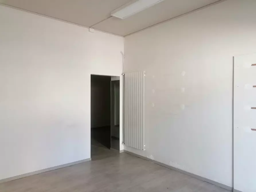 Immagine 3 di Negozio in affitto  in Via Marconi 2 a Cellatica