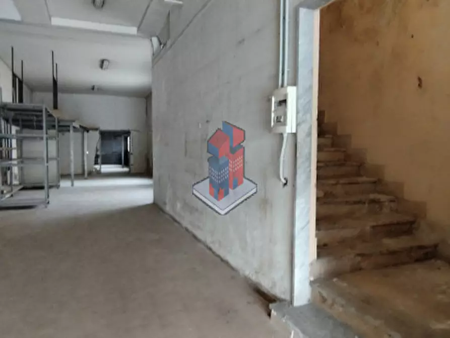 Immagine 6 di Negozio in vendita  in POGGIOREALE - VIA TRACCIA a Napoli