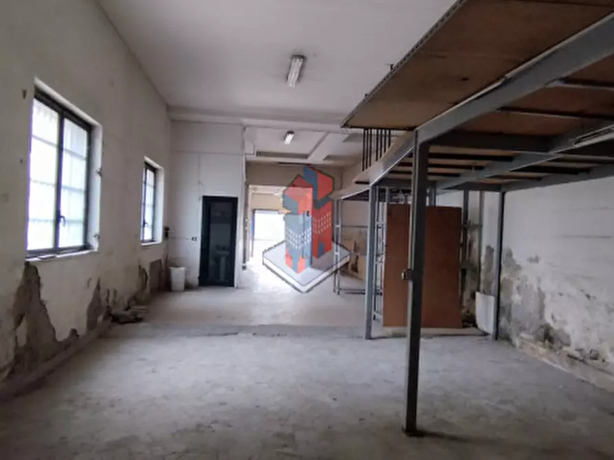 Immagine 8 di Negozio in vendita  in POGGIOREALE - VIA TRACCIA a Napoli