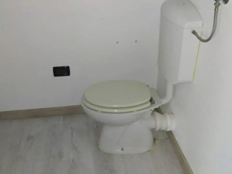 Immagine 10 di Negozio in affitto  a Monselice