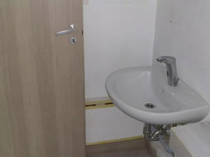 Immagine 11 di Negozio in affitto  a Monselice