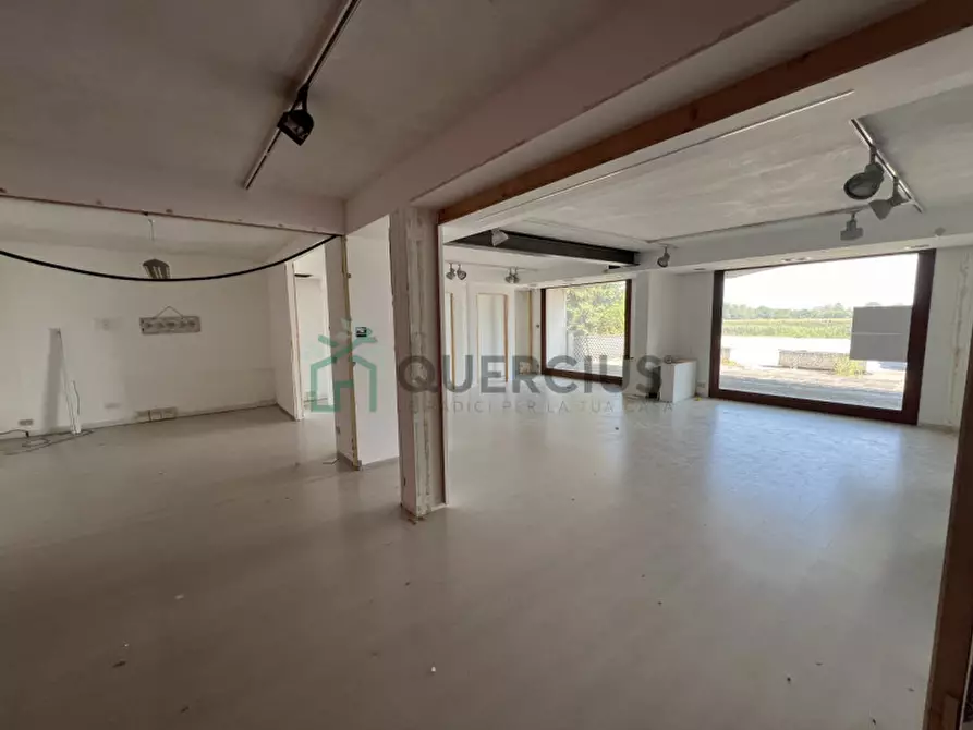 Immagine 4 di Negozio in vendita  in Via Trezze 2 a Quarto D'altino