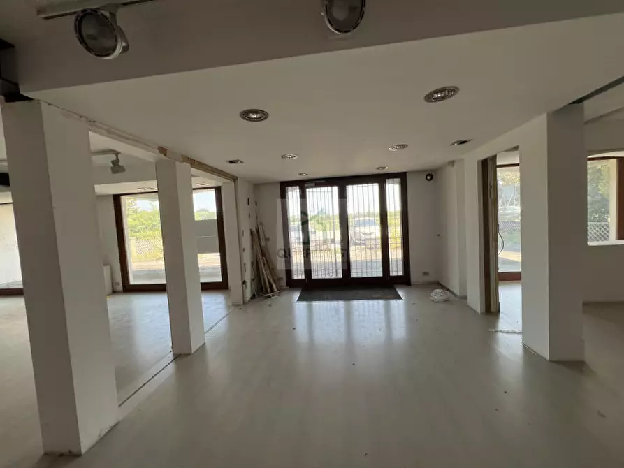 Immagine 5 di Negozio in vendita  in Via Trezze 2 a Quarto D'altino