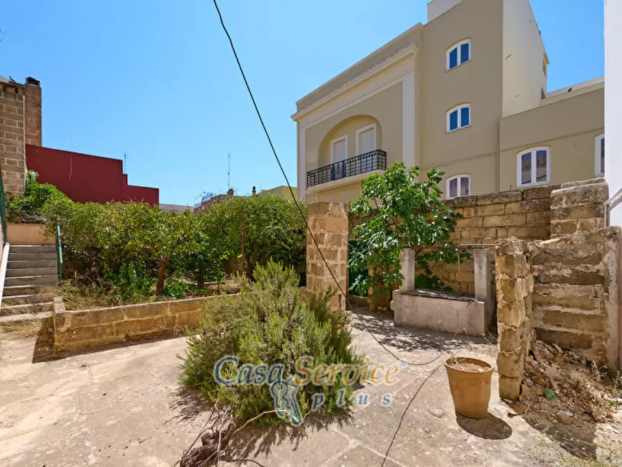 Immagine 3 di Palazzo in vendita  in Via Stanislao Senape de Pace a Alezio