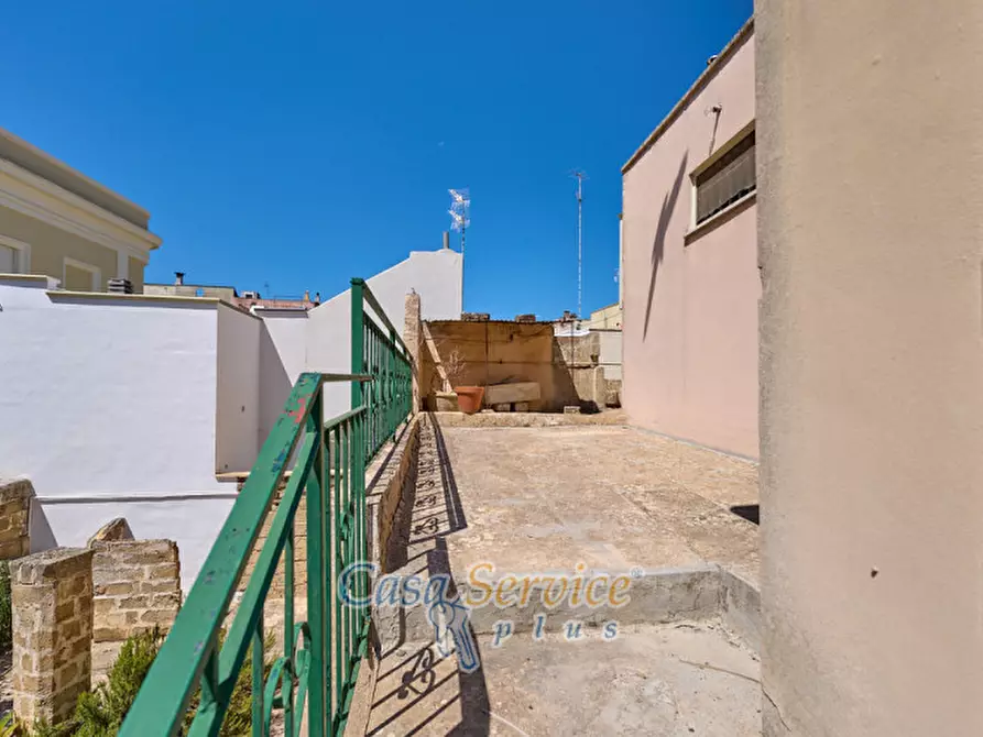 Immagine 10 di Palazzo in vendita  in Via Stanislao Senape de Pace a Alezio