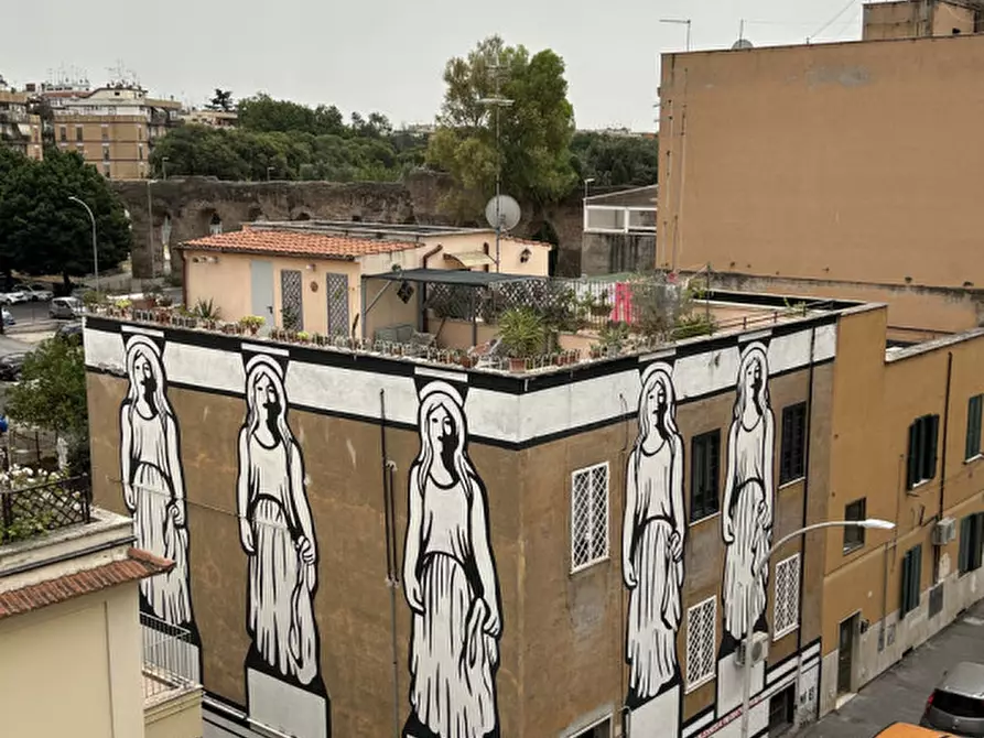 Immagine 10 di Palazzo in affitto  in Via Palli a Roma