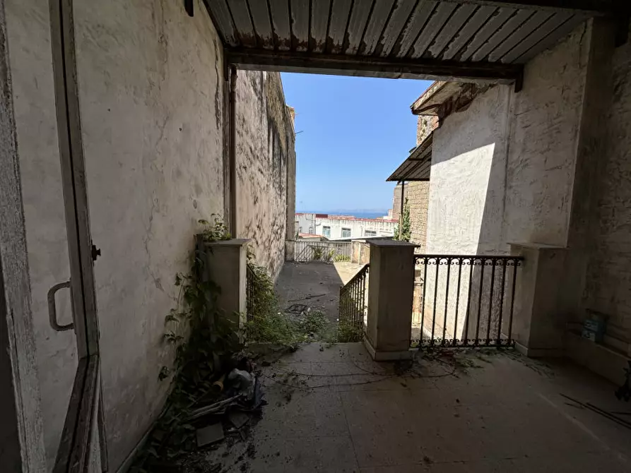 Immagine 21 di Palazzo in vendita  in via beato vincenzo romano a Torre Del Greco