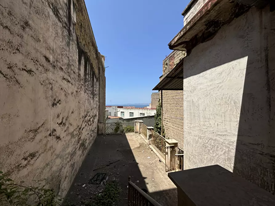 Immagine 23 di Palazzo in vendita  in via beato vincenzo romano a Torre Del Greco