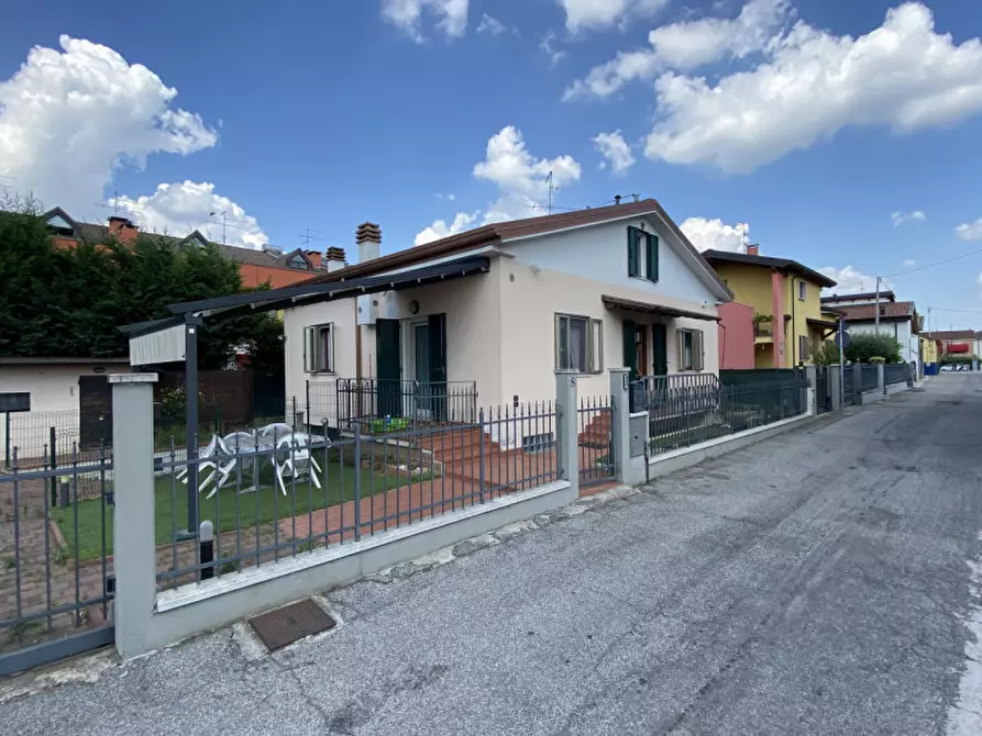 Immagine 1 di Villa in vendita  in Via oppi a Castel D'azzano