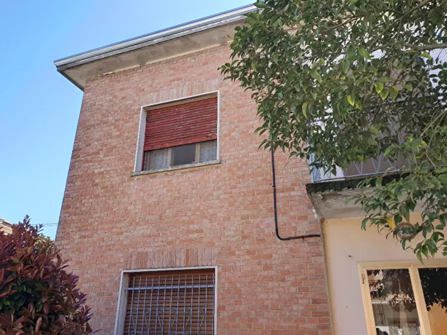Immagine 1 di Villa in vendita  in Via Silvano Paltrinieri n 4 a Mirandola