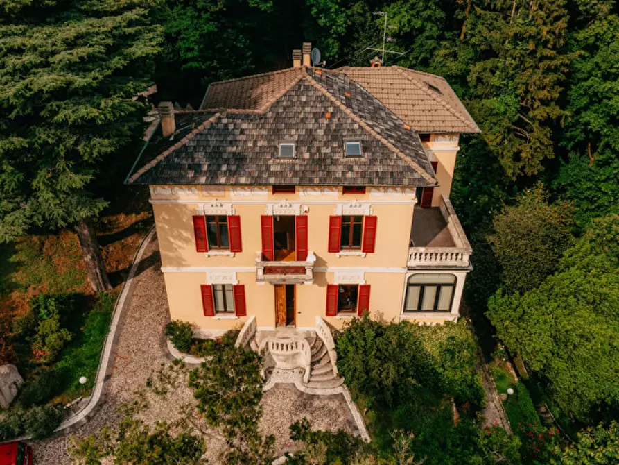 Immagine 1 di Villa in vendita  in Via Giacomo Scalini 24 a Brunate