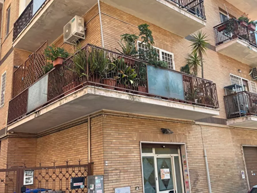 Immagine 2 di Negozio in vendita  in Via Bussoleno a Roma